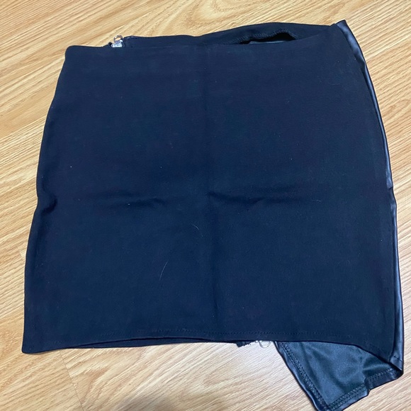 Mini skirt size small - Picture 2 of 3